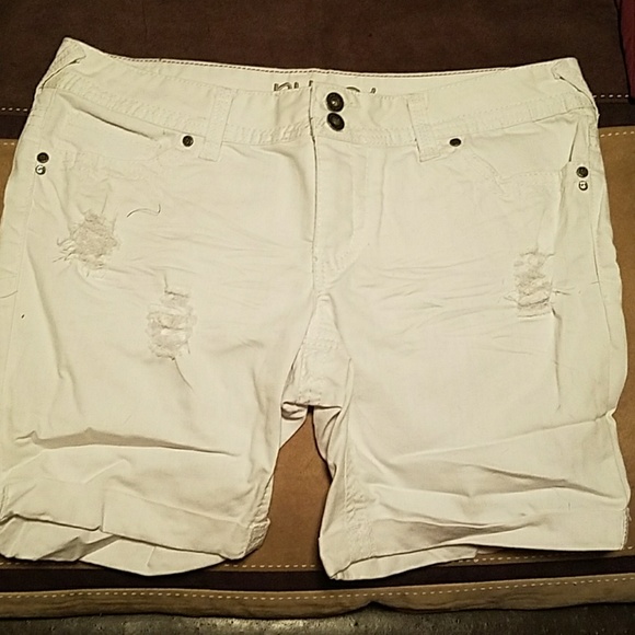 White bermuda shorts - Picture 1 of 3